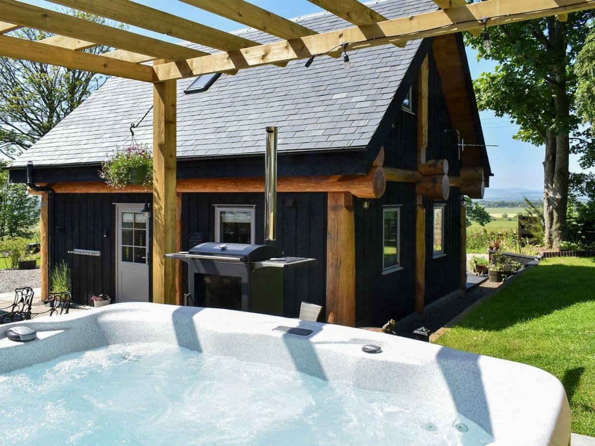 Rowanlea Lodge With Hot Tub Marykirk Exterior photo